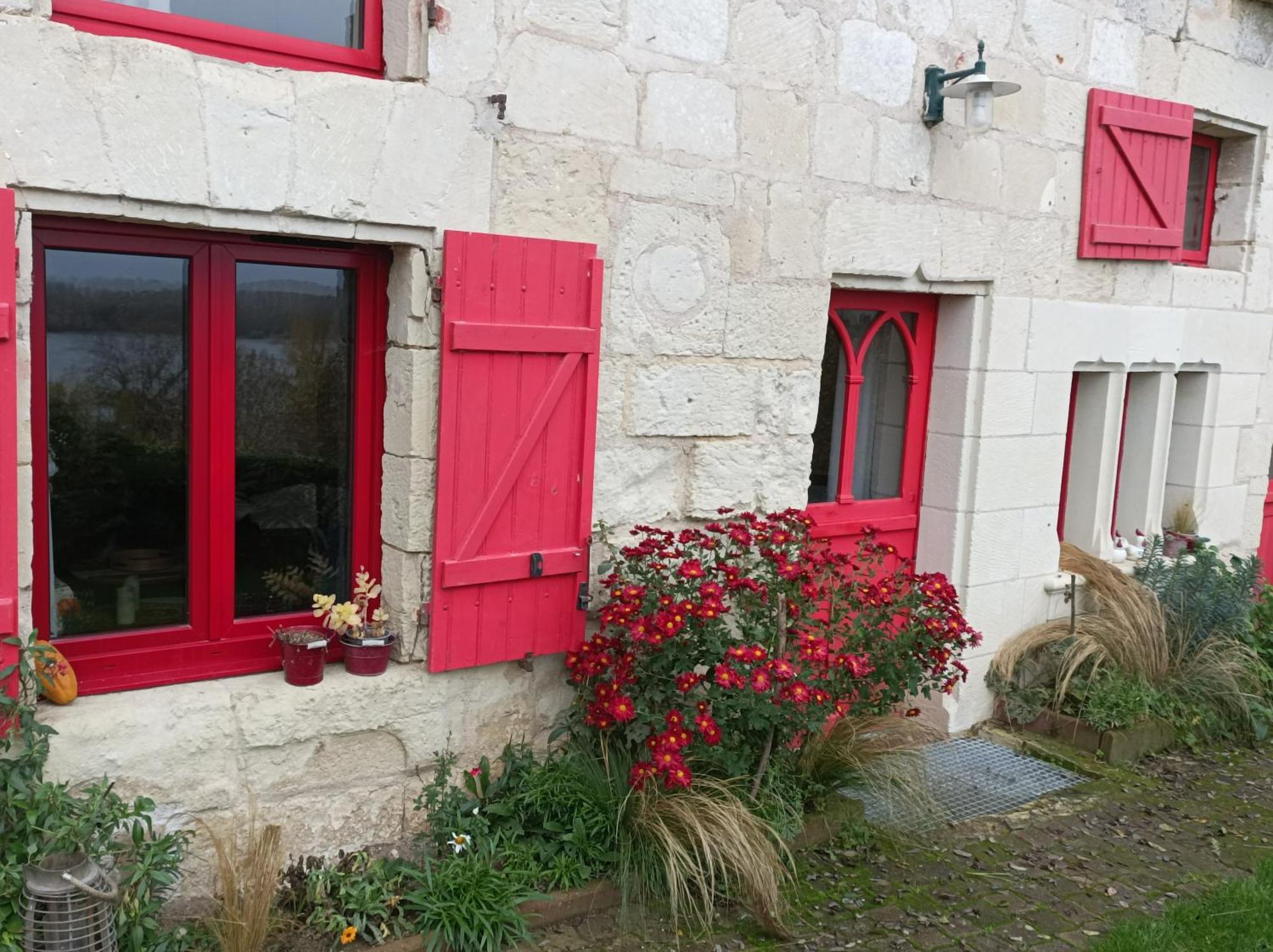 Gite Des Perreyeurs - Maison Troglodyte Avec Vue Sur Loire Монсоро Номер фото